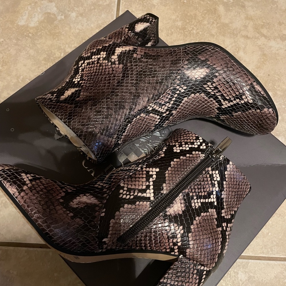 New sanstan Vince Camuto snake boots size 6.5
